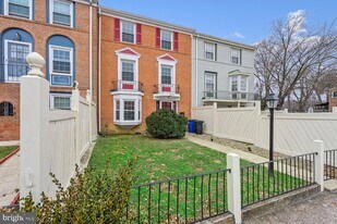 8102 Pinelake Ct in Alexandria, VA - Building Photo