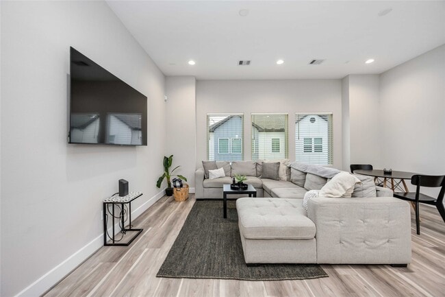 property at 2611 Huntington Creek Ln