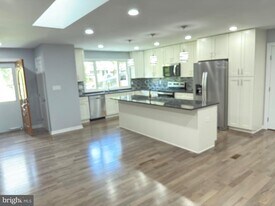 7810 Newington Woods Dr in Springfield, VA - Building Photo