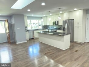 7810 Newington Woods Dr in Springfield, VA - Building Photo - Building Photo