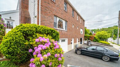 298 Adams St, Unit 1 in Newton, MA - Foto de edificio - Building Photo