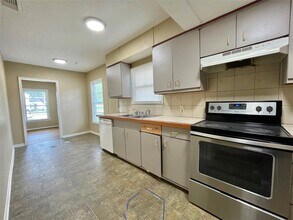 1302 W 5th St in Freeport, TX - Building Photo - Building Photo