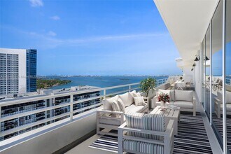 555 NE 34th St in Miami, FL - Foto de edificio - Building Photo