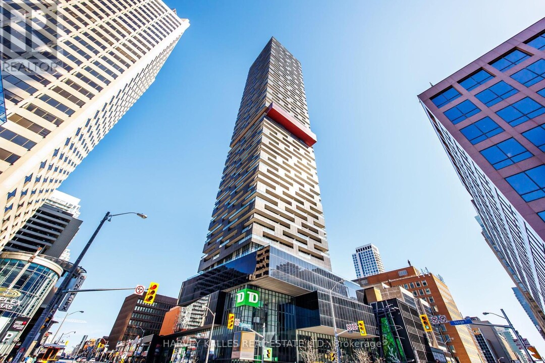 5807-5808 EGLINTON Ave in Toronto, ON - Building Photo