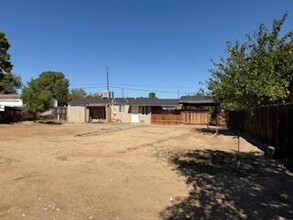 1110 W Ave P-14 in Palmdale, CA - Foto de edificio - Building Photo