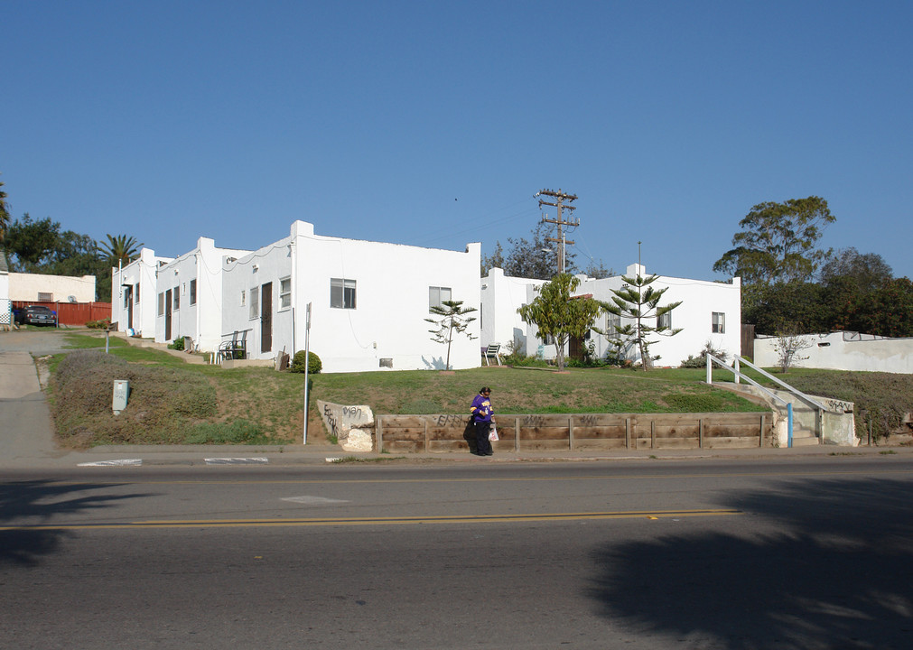 355 W San Ysidro Blvd in San Ysidro, CA - Building Photo