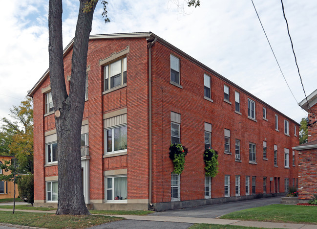 48 Main St in St Catharines, ON - Building Photo - Building Photo