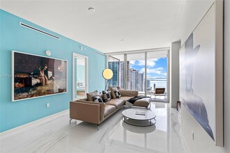 300 S Biscayne Blvd in Miami, FL - Building Photo - Building Photo