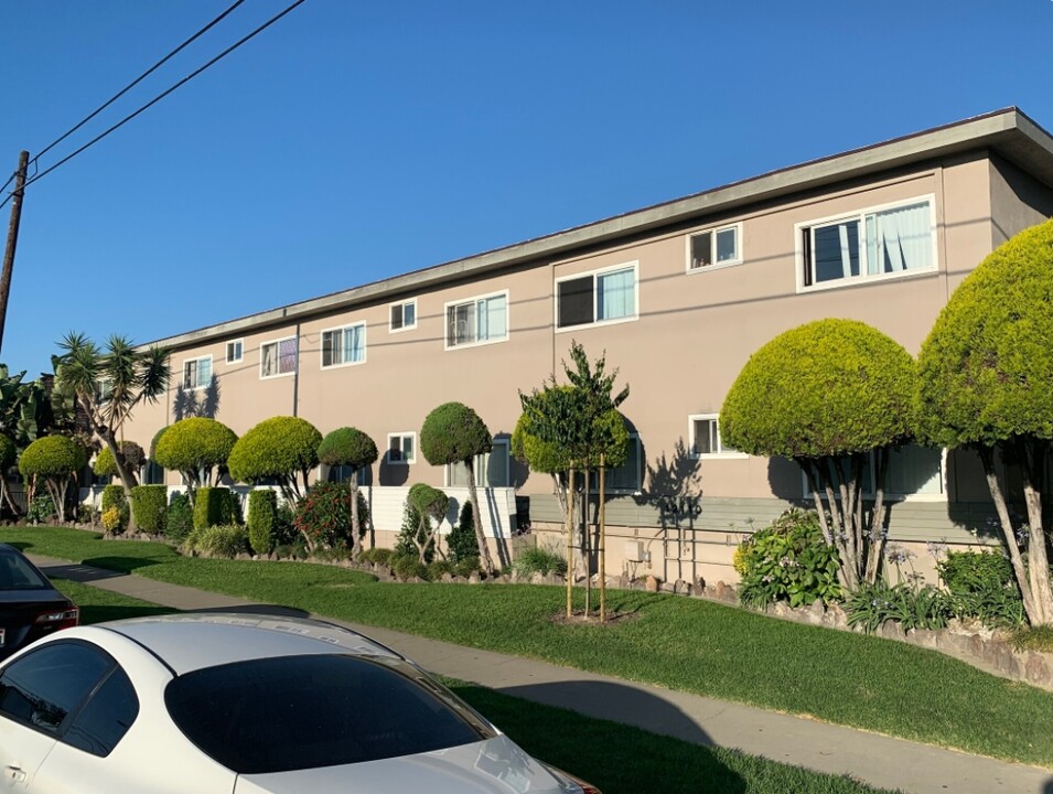 Sabre Apartments in Downey, CA - Building Photo