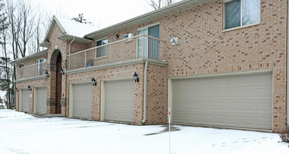 Snowshoe Estates in Suamico, WI - Foto de edificio - Building Photo