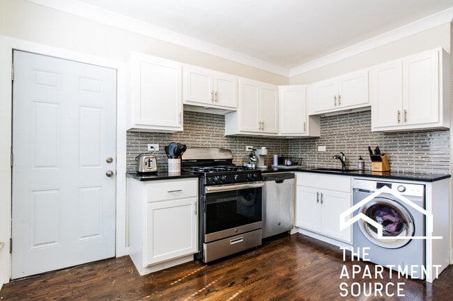 property at 915 W Waveland Ave