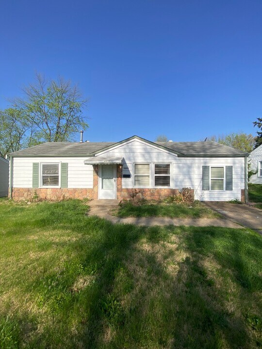 9855 Vickie Pl in St. Louis, MO - Building Photo