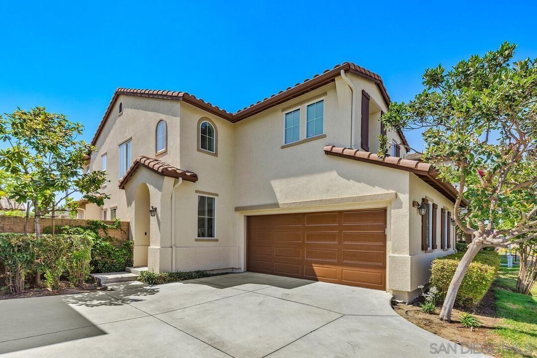 35783 Crickhowell Ave in Murrieta, CA - Foto de edificio