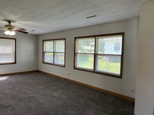 1440 S Demeter Dr in Freeport, IL - Building Photo - Building Photo