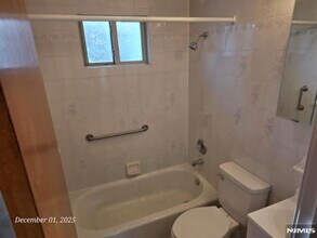 174 Highland Cross in Rutherford, NJ - Foto de edificio - Building Photo