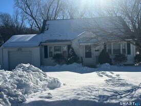 23 Pinewood Rd in Hamden, CT - Building Photo