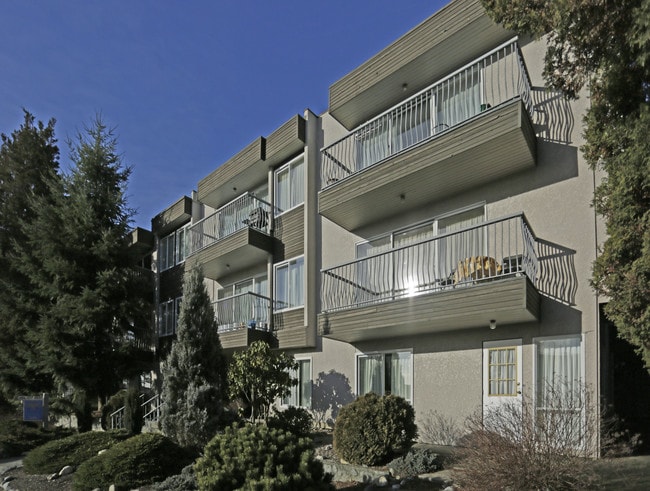 Glenburn Manor in Burnaby, BC - Building Photo - Building Photo