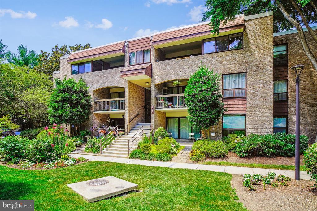 401 Christopher Ave in Gaithersburg, MD - Building Photo