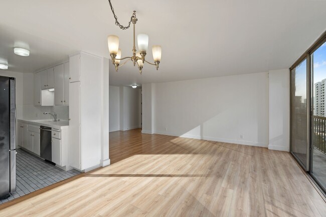 10747 Wilshire Blvd in Los Angeles, CA - Foto de edificio - Building Photo