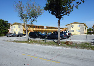 1105 W 76th St in Hialeah, FL - Foto de edificio - Building Photo