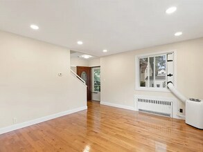 34 Clinton St, Unit 1 in Newton, MA - Foto de edificio - Building Photo