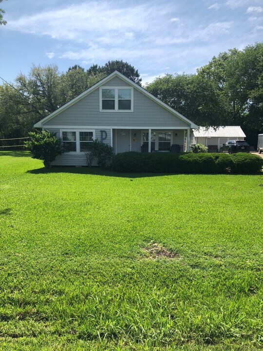 2328 Shanks Rd in Angleton, TX - Foto de edificio