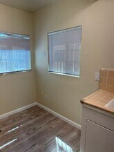 214 E 88th Pl in Los Angeles, CA - Foto de edificio - Building Photo