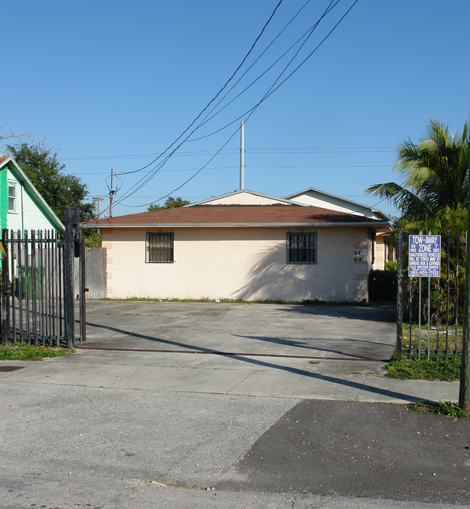 611-625 NW 65th St in Miami, FL - Building Photo