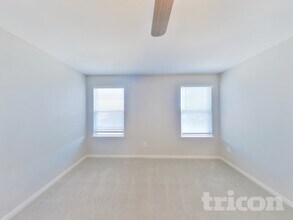 12045 Latour Vly, Unit 4 in San Antonio, TX - Foto de edificio - Building Photo