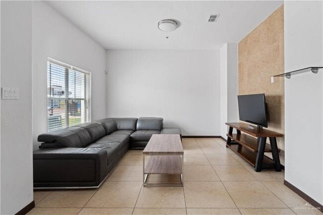 12 Colbath Ave in McAllen, TX - Foto de edificio - Building Photo