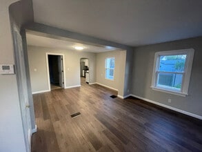 36370 S Riverview Dr in Eastlake, OH - Building Photo - Building Photo