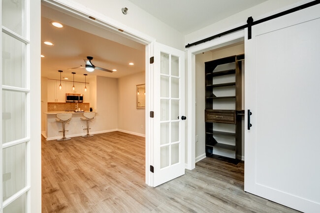 3315 Wyndham Cir, Unit 2227 in Alexandria, VA - Foto de edificio - Building Photo