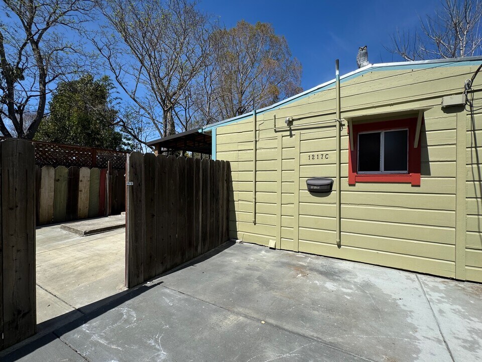 1217 Santa Clara Ave, Unit C in Alameda, CA - Building Photo