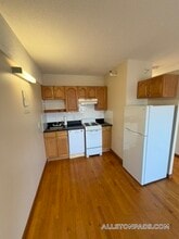 1110 Commonwealth Ave, Unit 205 in Boston, MA - Foto de edificio - Building Photo