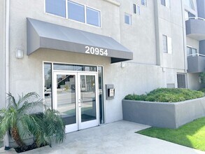 Cambridge Court Apartments in Canoga Park, CA - Foto de edificio - Building Photo
