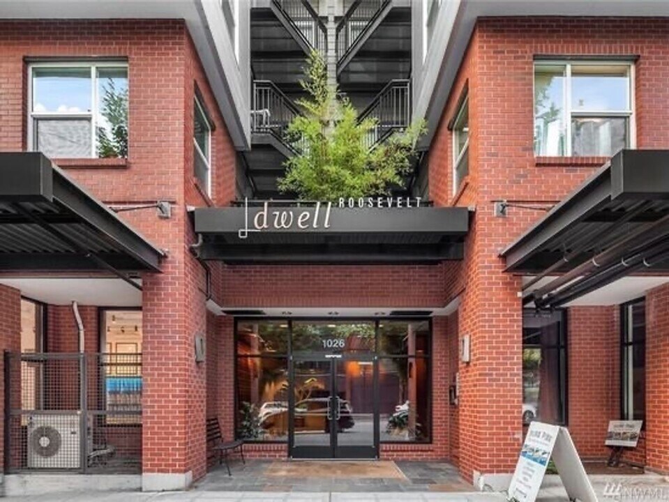 1026 NE 65th St in Seattle, WA - Building Photo