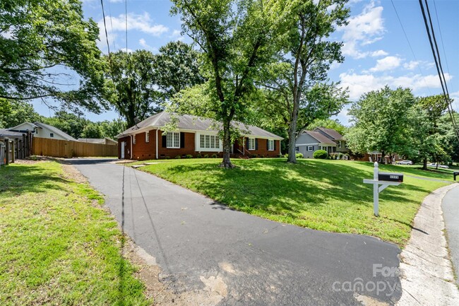 6909 Lancer Dr in Charlotte, NC - Building Photo - Building Photo