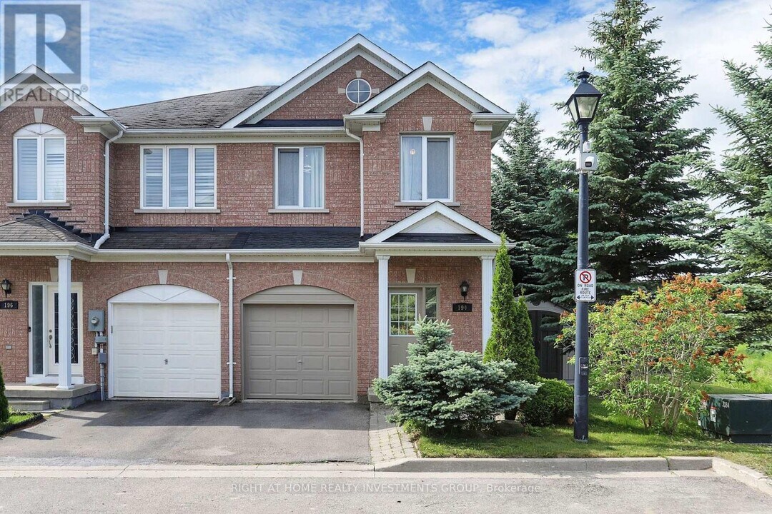 194 Tom Taylor Crescent in Newmarket, ON - Building Photo