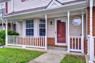 404 Crescent Ct in Yorktown, VA - Building Photo - Building Photo