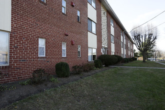 Park Avenue Apartments in Herndon, VA - Building Photo - Building Photo