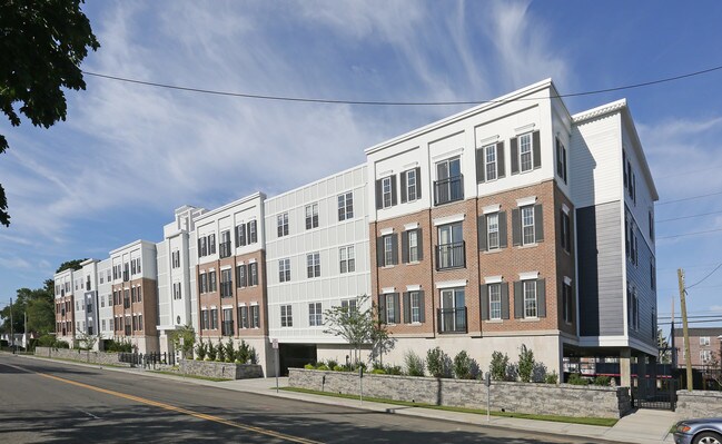 Brooke Pointe in Valley Stream, NY - Building Photo - Building Photo