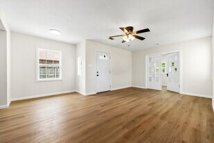 1127 Harris Way in Galveston, TX - Building Photo