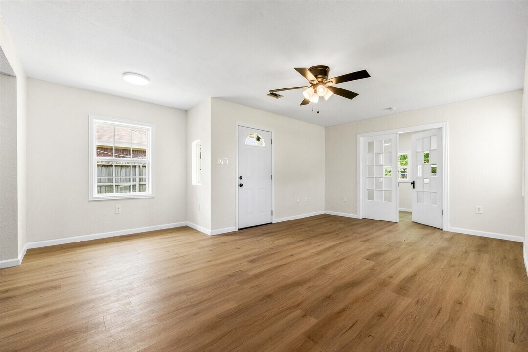 1127 Harris Way in Galveston, TX - Building Photo