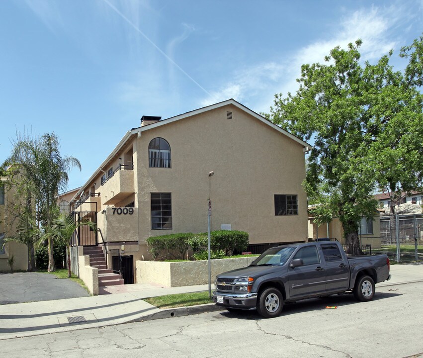 7009 Remmet Ave in Canoga Park, CA - Foto de edificio