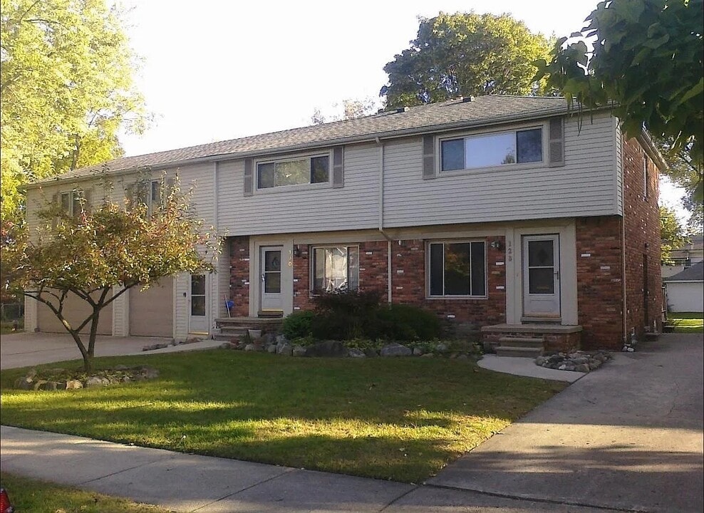 128 E Farnum Ave in Royal Oak, MI - Foto de edificio