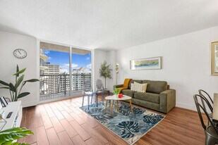 1 SE 12th St in Miami, FL - Building Photo