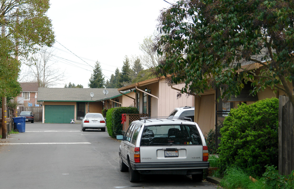 1437-1471 Rose Ave in Santa Rosa, CA - Building Photo