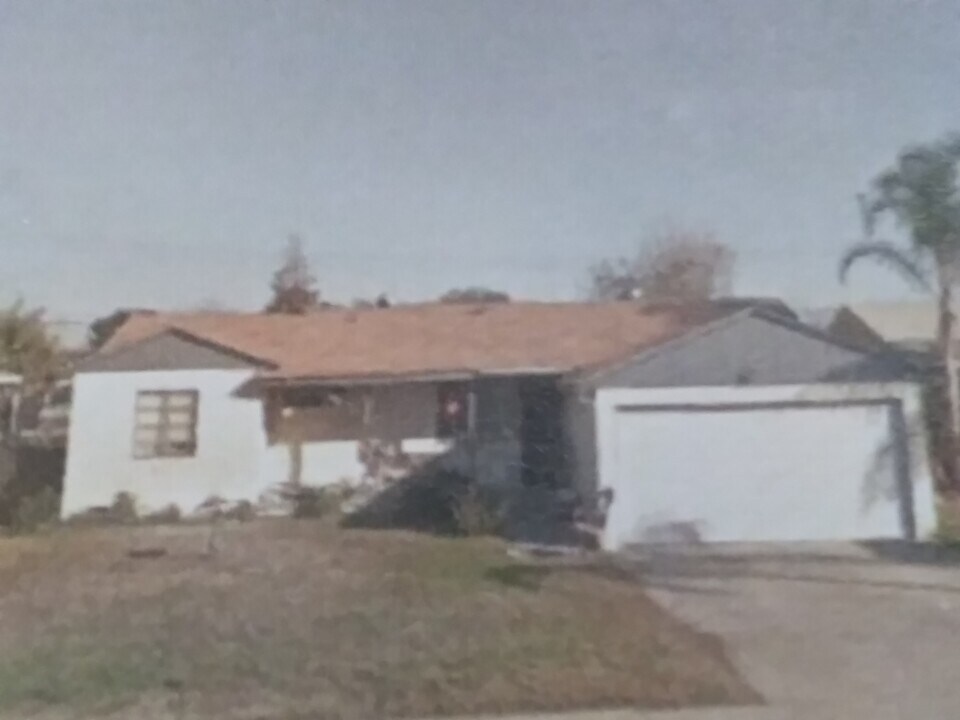 12829 16th St in Chino, CA - Building Photo