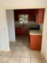 5924 1/2 S San Pedro St in Los Angeles, CA - Foto de edificio - Building Photo