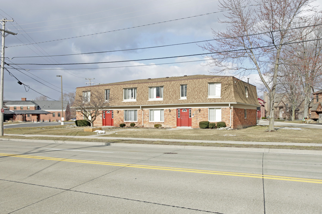 Worthington Court Apartments in St. Clair Shores, MI - Building Photo